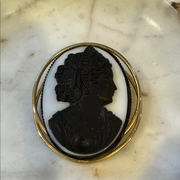 Elegant Black and White Vintage Cameo Brooch - Picture 4 of 5